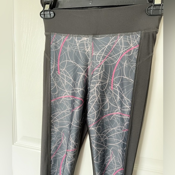 NWOT Under Armour Black and Pink Leggings High-Waist Stretch - Picture 2 of 4